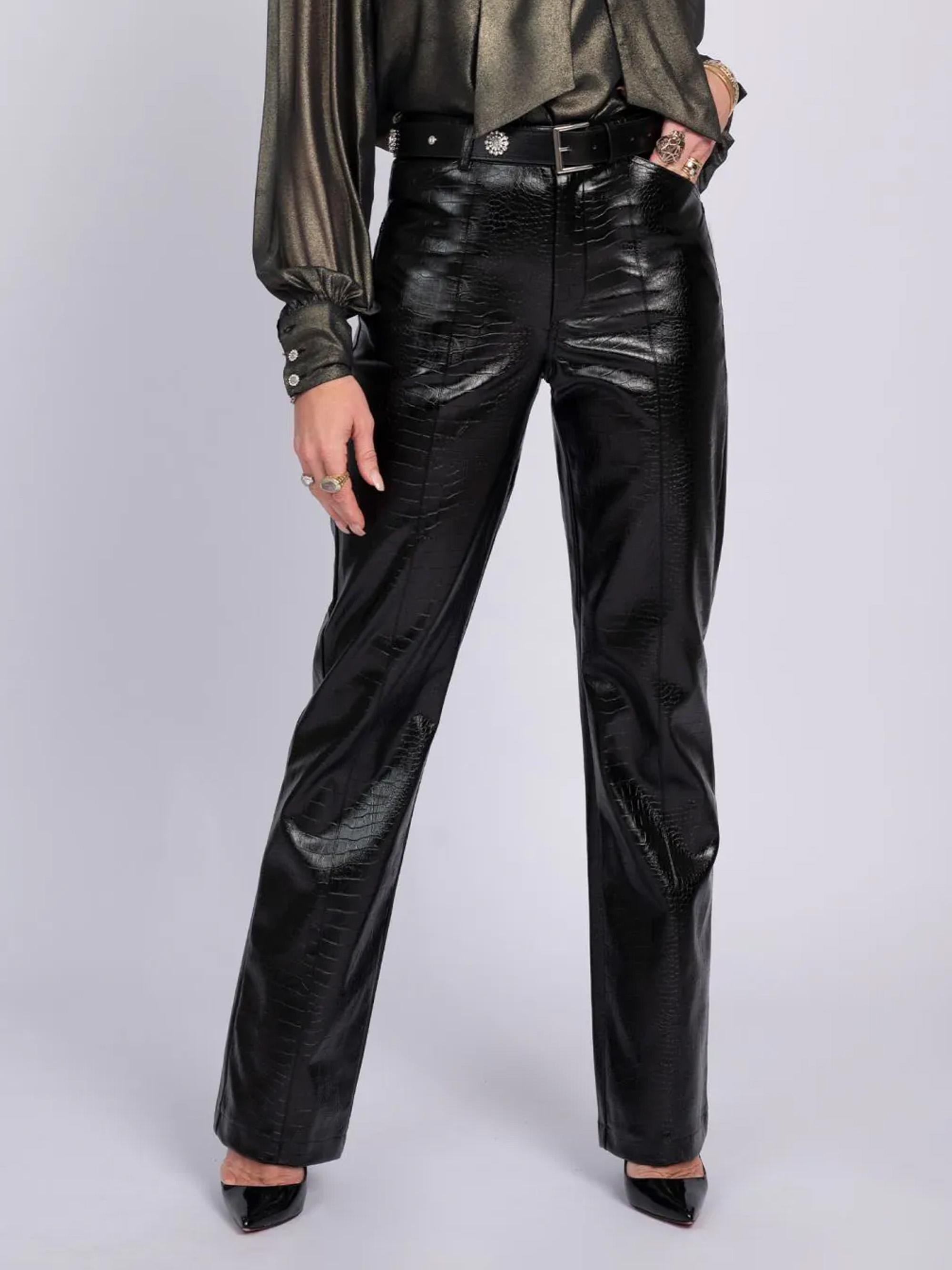 Broek van imitatieleer met croco patroon