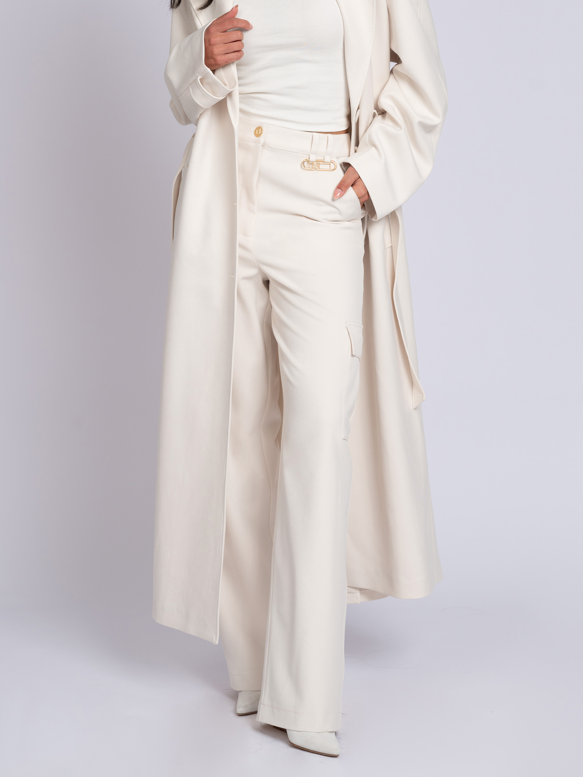 Losvallende pantalon met logo detail en klepzakken