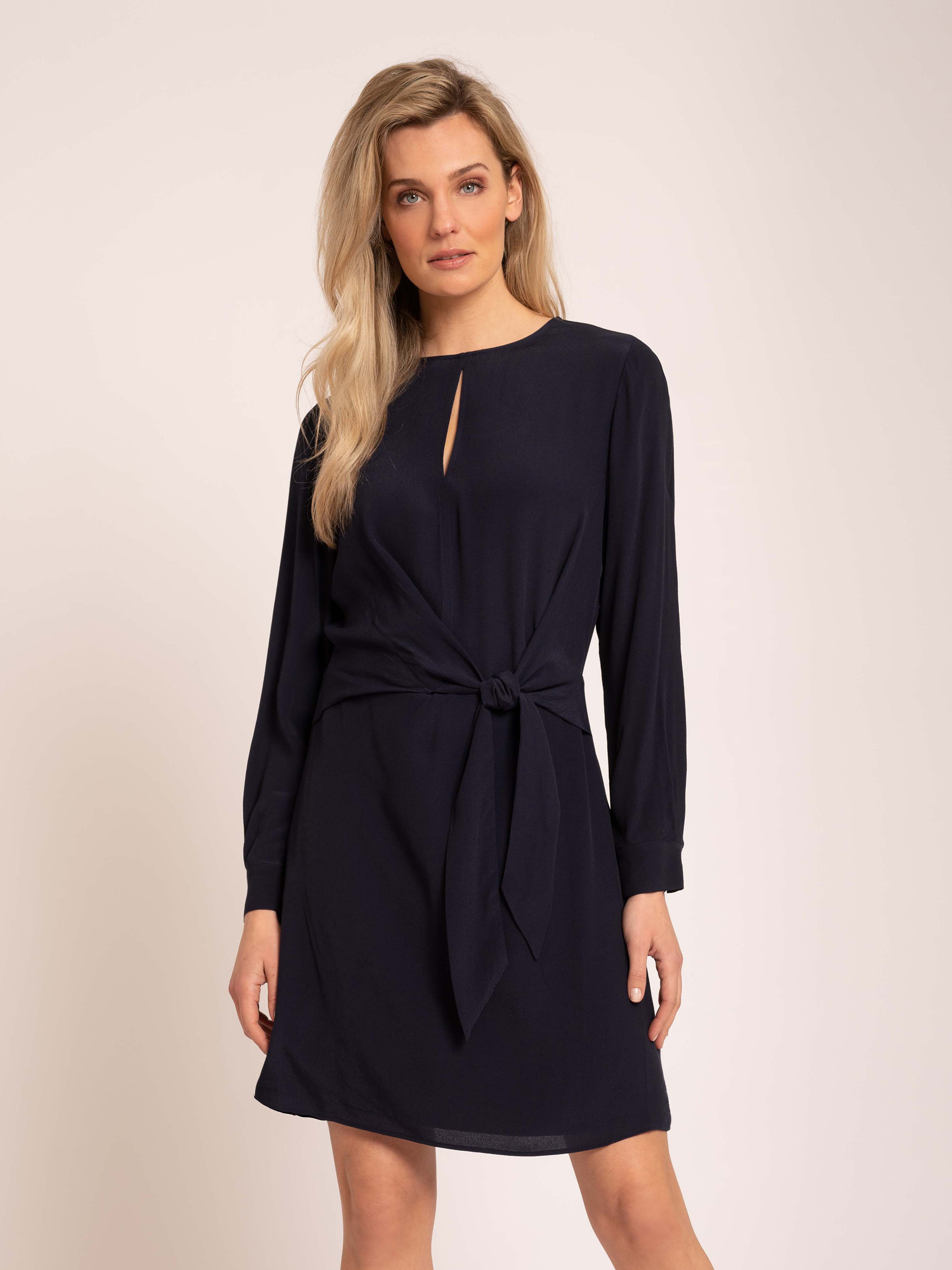 Dress with tie knot 