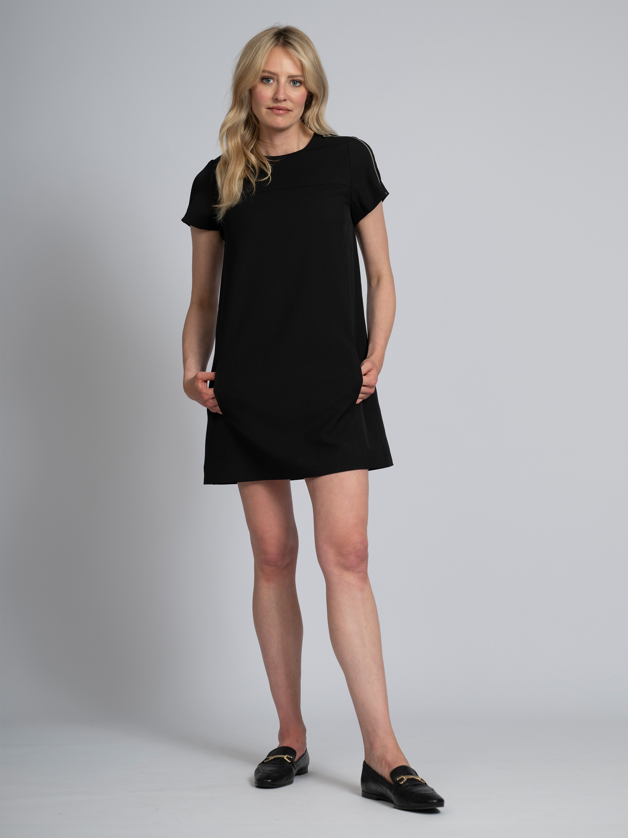 Losvallende jurk met rits detail bij schouder