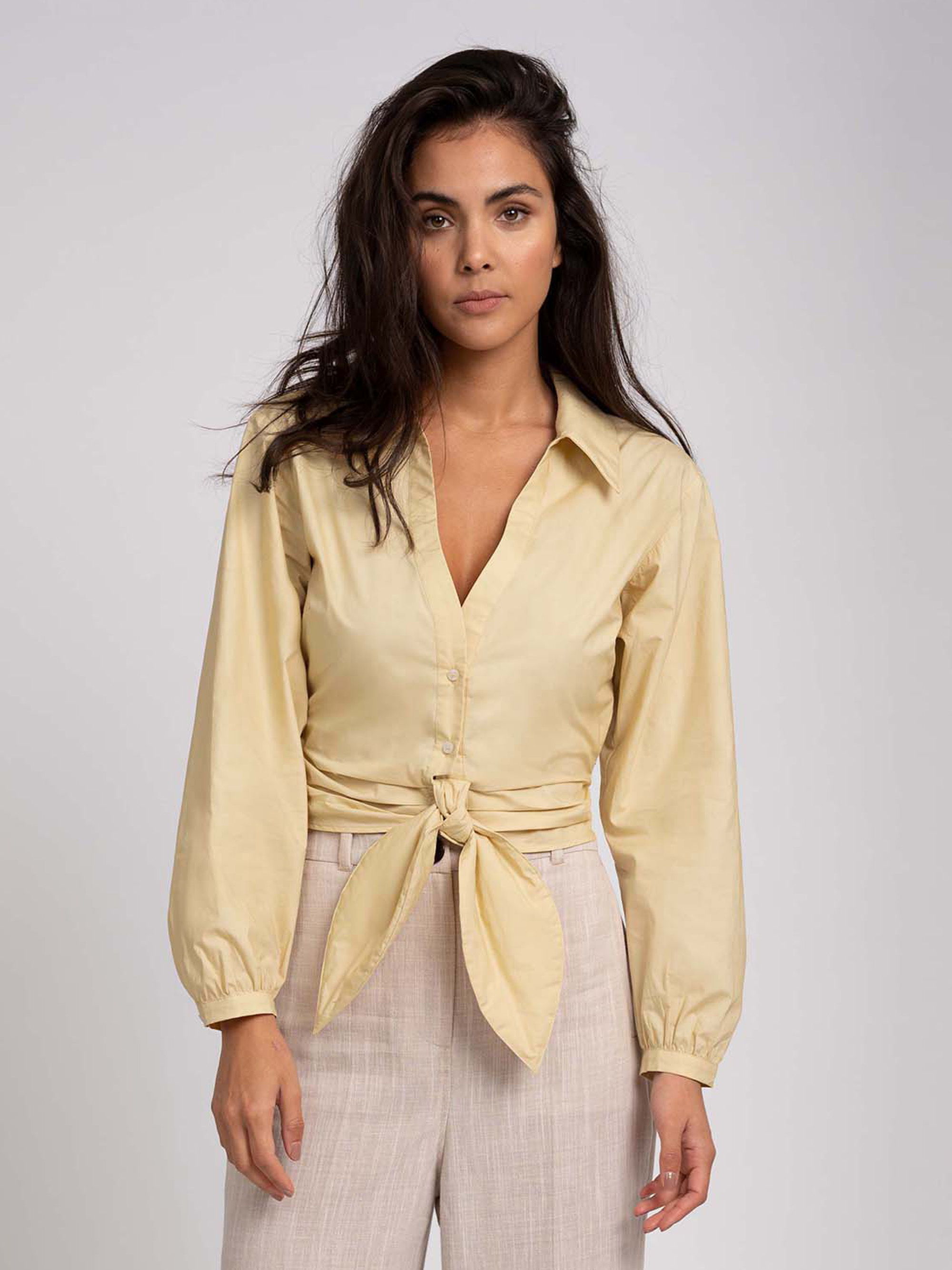 Blouse with knot