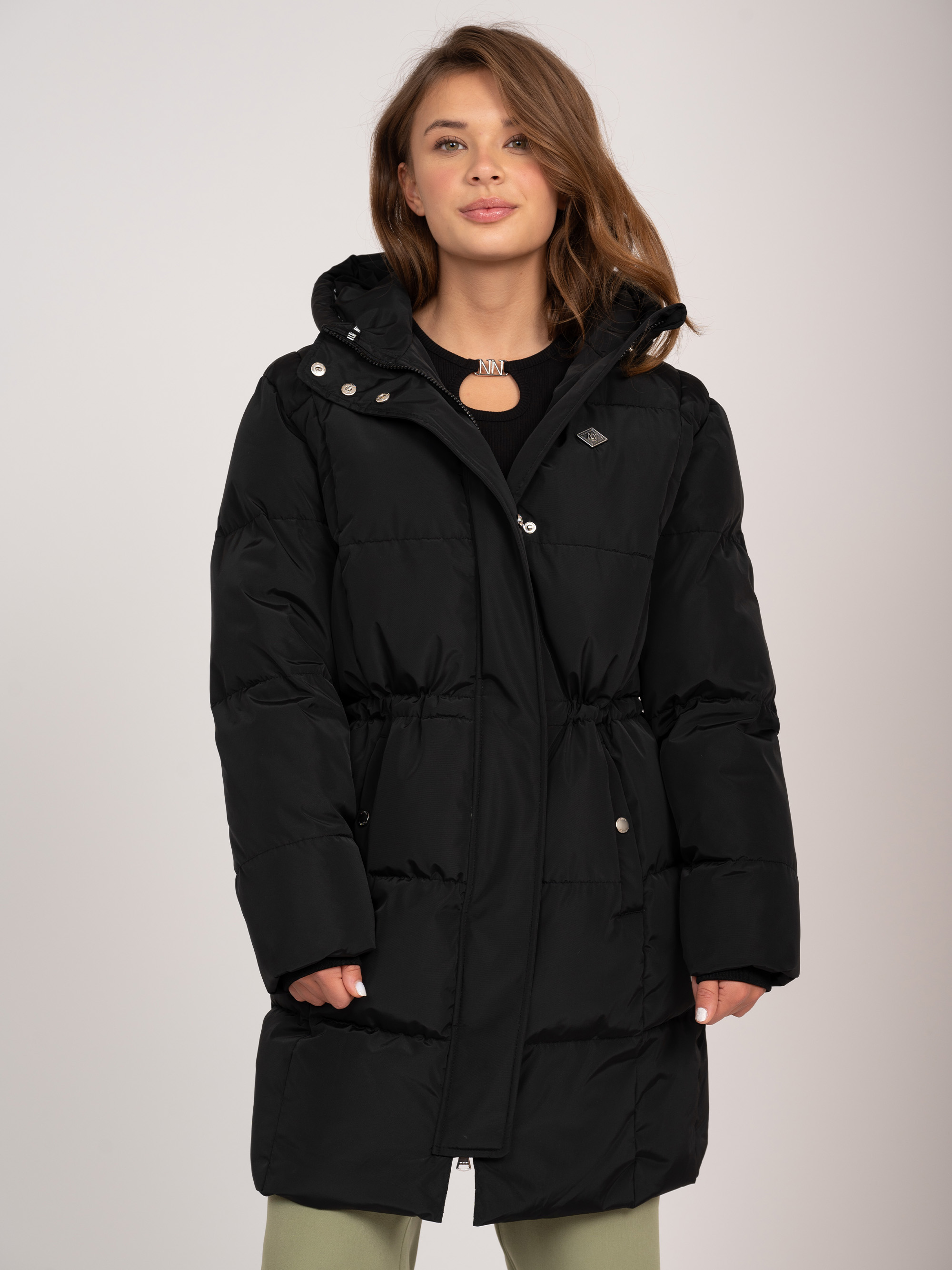 Puffer jas met capuchon en getailleerd middel