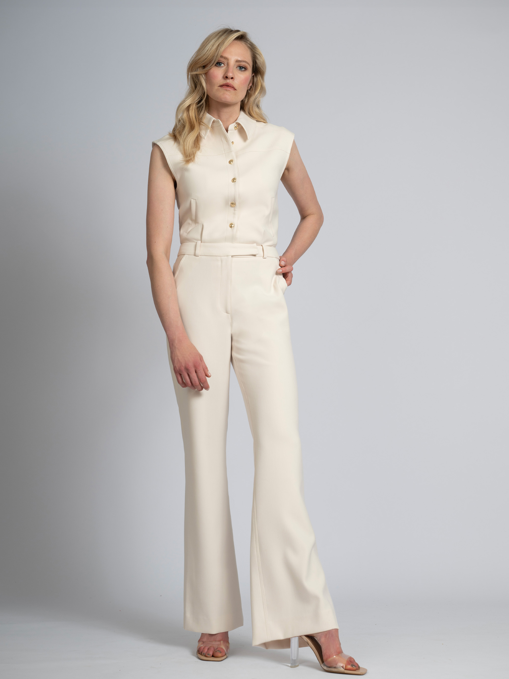 Aansluitende jumpsuit met rij FH knopen en wijde pijpen