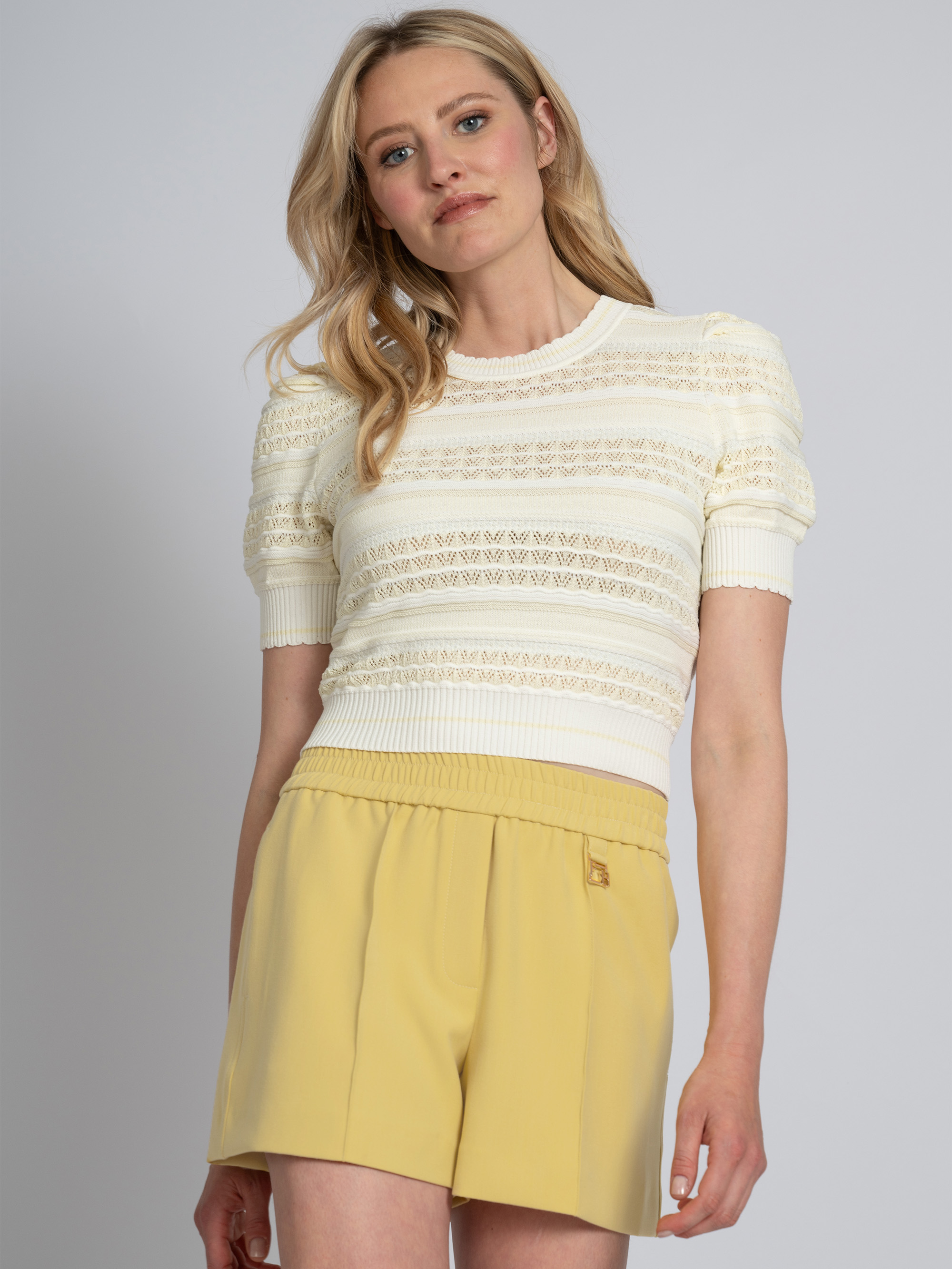 Losvallend short met elastische tailleband en logo
